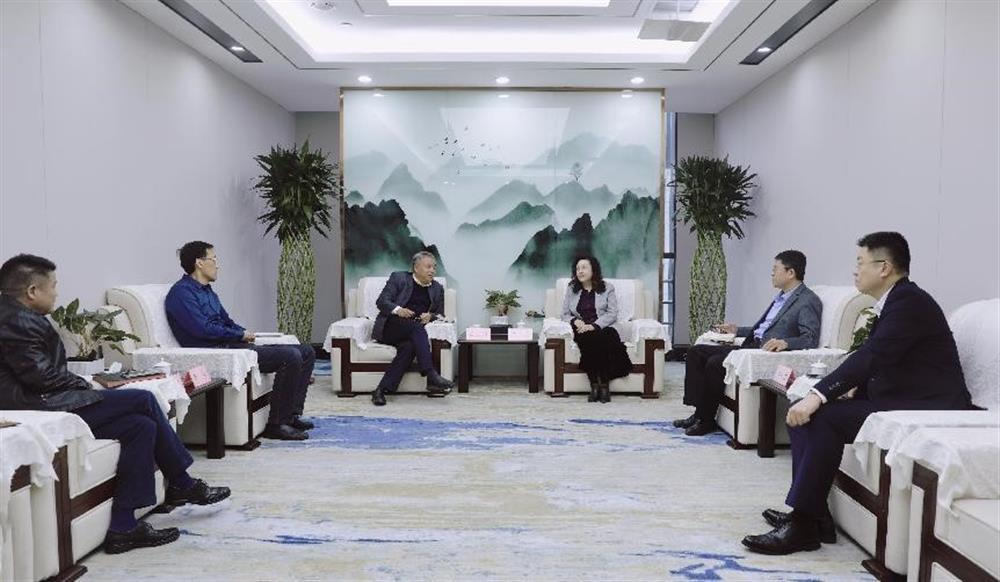 濟(jì)鋼集團(tuán)黨委書(shū)記、董事長(zhǎng)苗剛一行到產(chǎn)發(fā)集團(tuán)交流座談