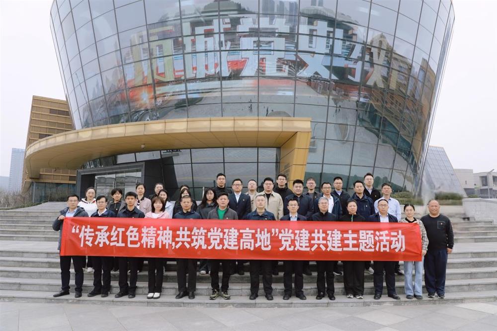 市國資委黨建與統(tǒng)戰(zhàn)工作處、宣傳與群團工作處與產發(fā)集團聯(lián)合開展“黨建共建”志愿植樹活動